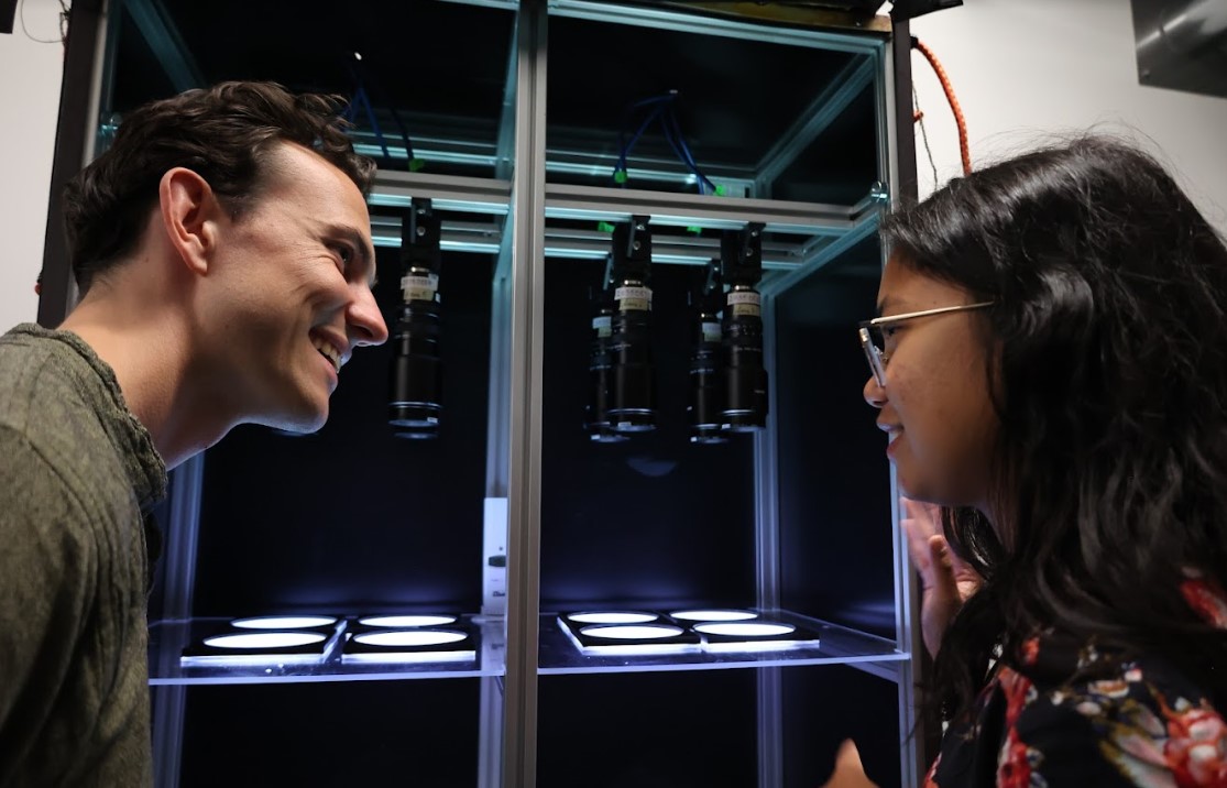 Halley and her supervisor in front of the closed-loop behavioral setup